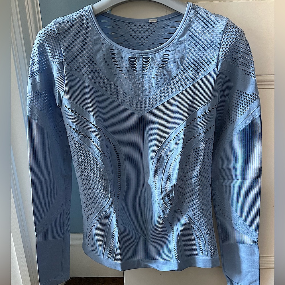 ALO YOGA Powder Blue long sleeve top! BRAND NEW! Cut out detail.
Size S